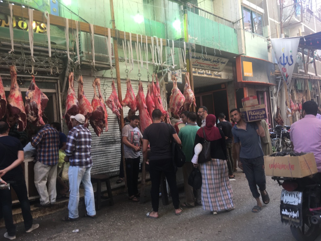 مواطنون يشترون اللحوم البلدية من محال الجزارة (1)