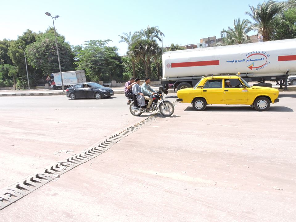 مطبات شوكية جديدة بشوارع أسيوط (1)