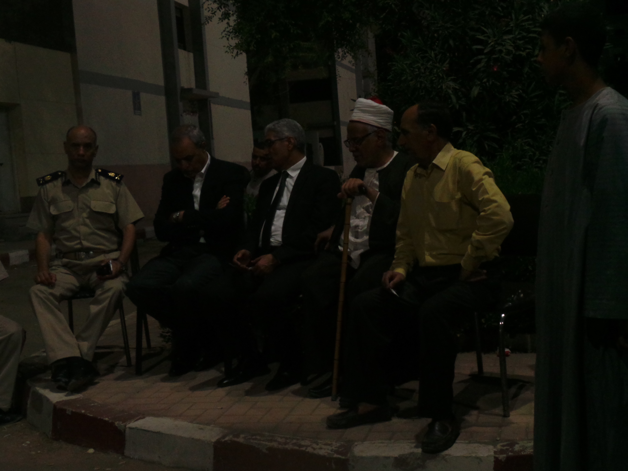 1 محافظ قنا أثناء تقديم واجب العزاء