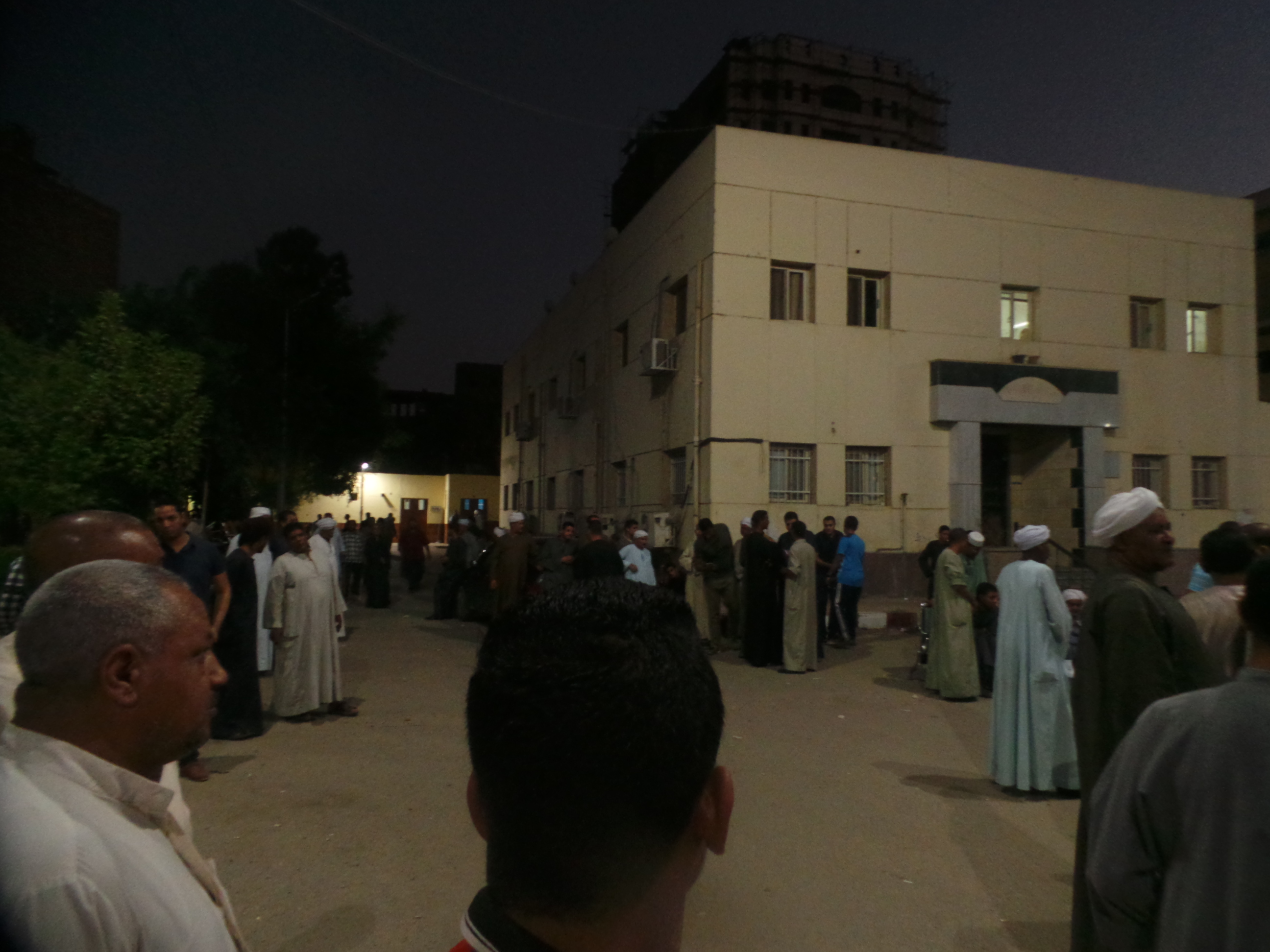 2 تجمع الأهالى أمام المشرحة