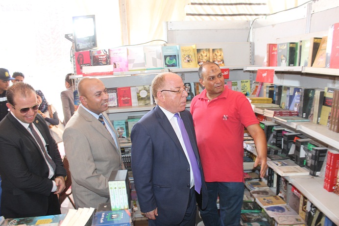وزير الثقافة حلمي النمنم خلال جولة في معرض الكتاب بالمنوفية