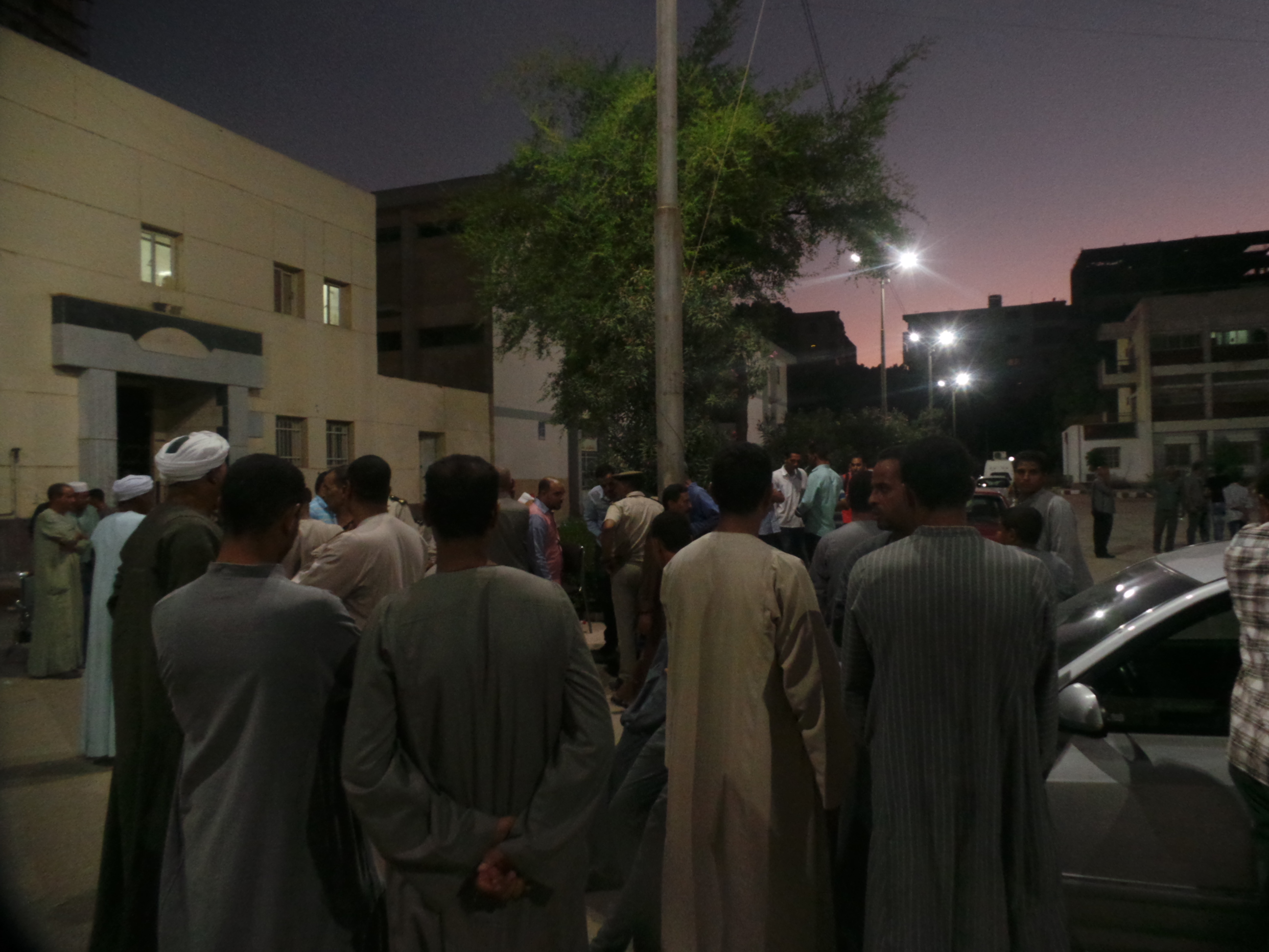 3 أهالى الشهيد أمام المشرحة