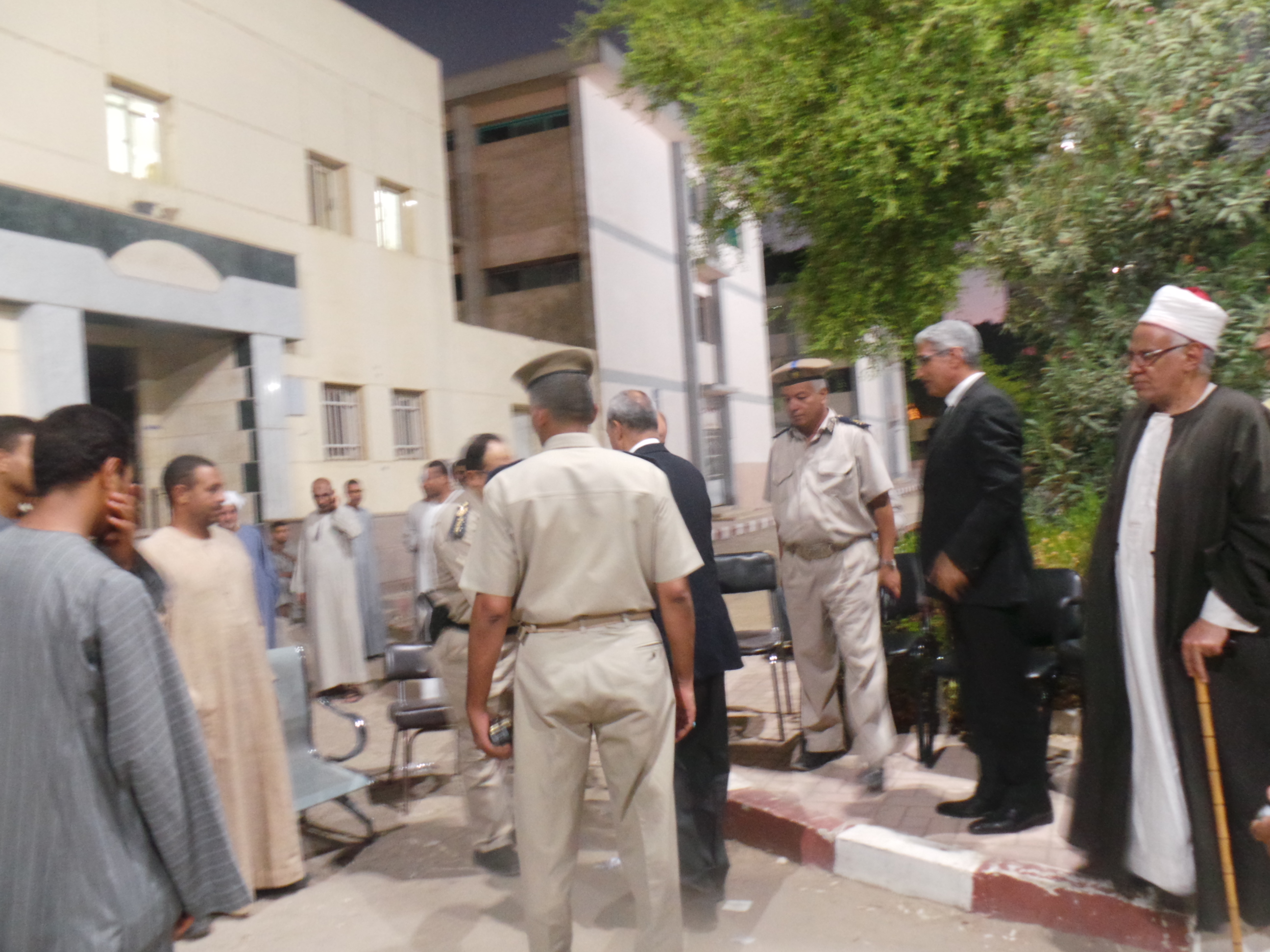 4 محافظ قنا يقدم واجب العزاء أمام المشرحة