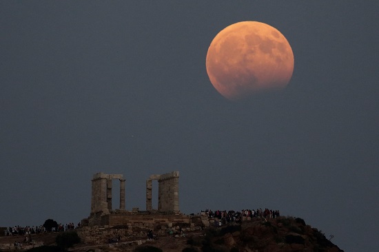 1218523-معابد-أثينا-فوقها-القمر-وخسوفه