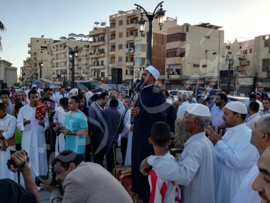 محافظ الاقصر ومدير الامن يشهدان صلاة العيد (2)