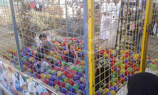 الأطفال يحتفلون بأول أيام عيد الأضحى مع الألعاب بالميادين
