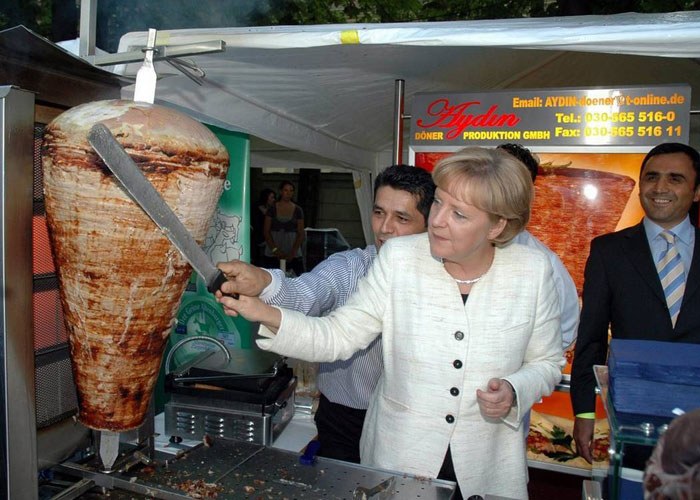 انجيلا ميركل فى أحد المطاعم السورية بالمانيا