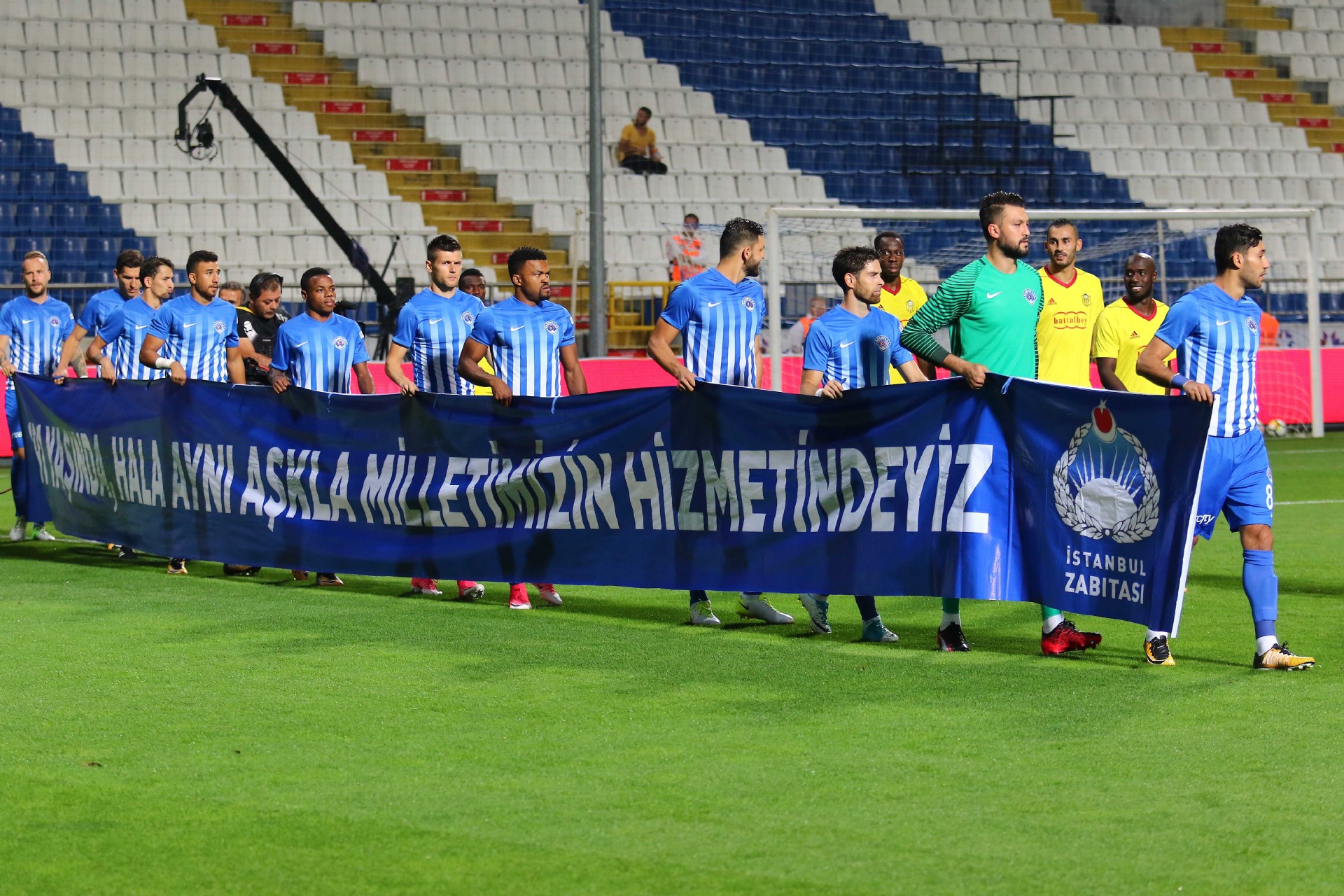 تريزيجيه مع زملائه قبل بداية المباراة