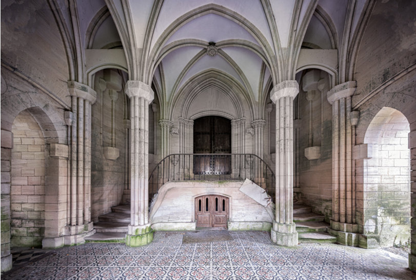 المدخل الكبير الدرج الذي يقودك إلى داخل الدير المهجور في فرنسا