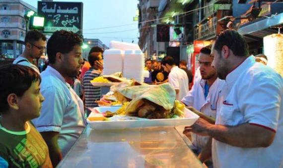 اشتهر السوريين بفتح محلات الطعام