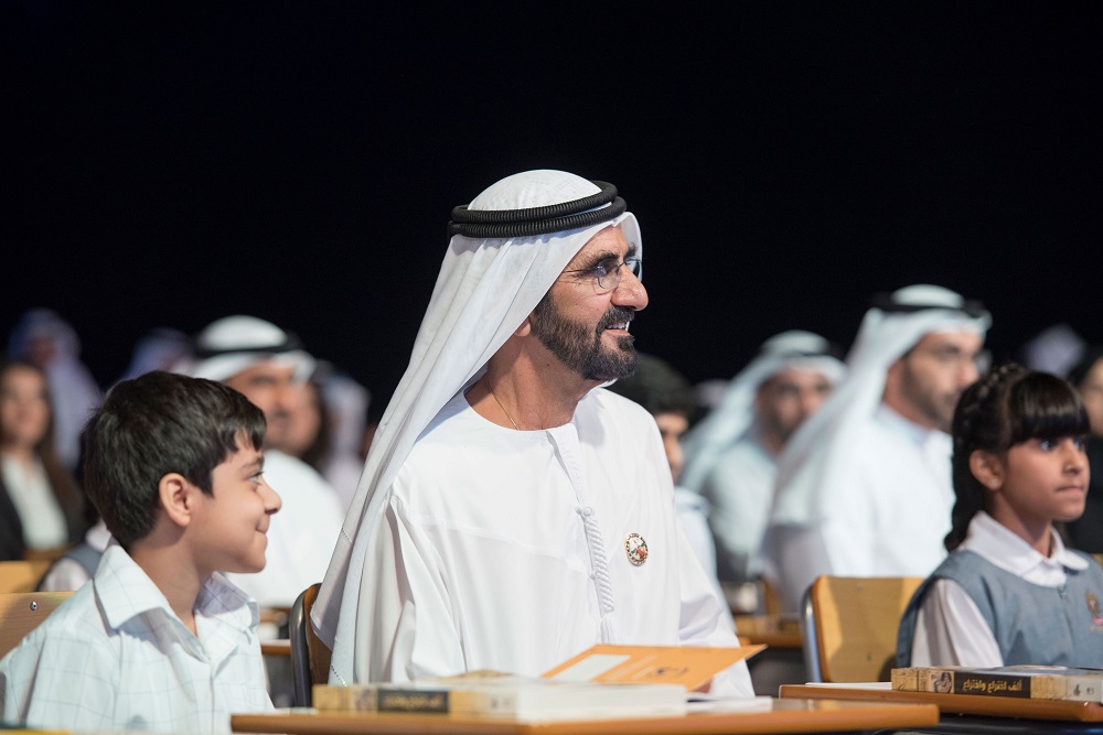 حاكم دبي مع الأطفال في تحدي الترجمة