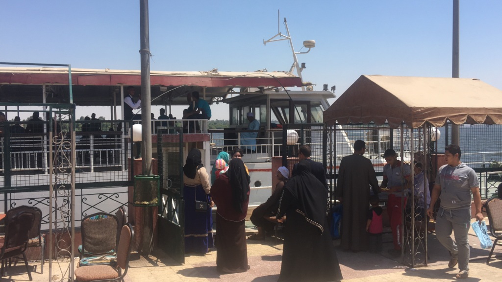 اقبال المواطنين علي العبارات النهرية في ثان أيام العيد بأسيوط  (4)