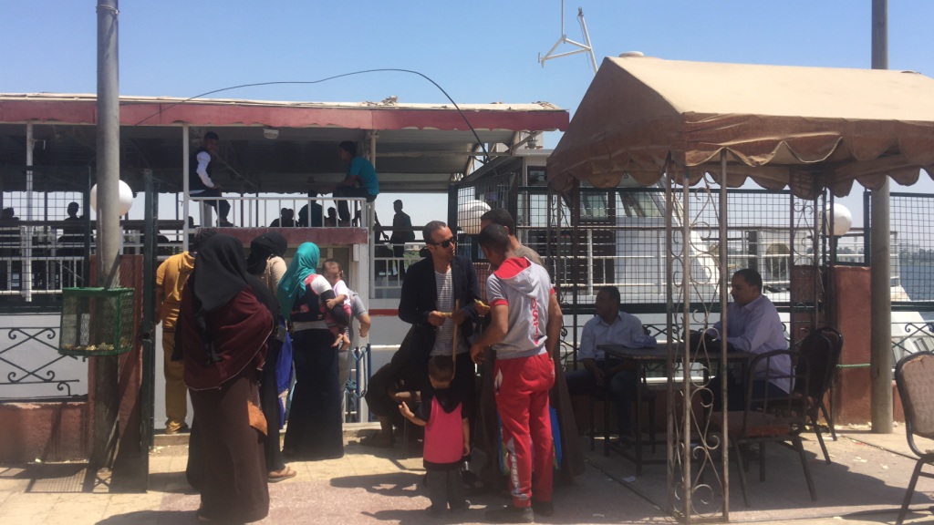 اقبال المواطنين علي العبارات النهرية في ثان أيام العيد بأسيوط  (5)