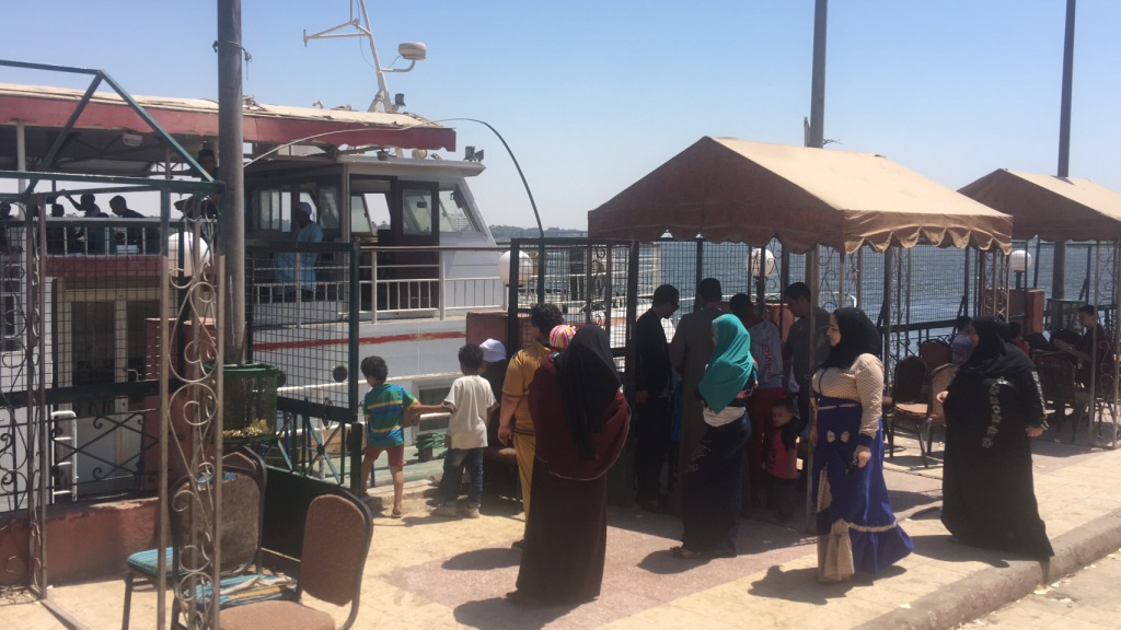 اقبال المواطنين علي العبارات النهرية في ثان أيام العيد بأسيوط  (3)