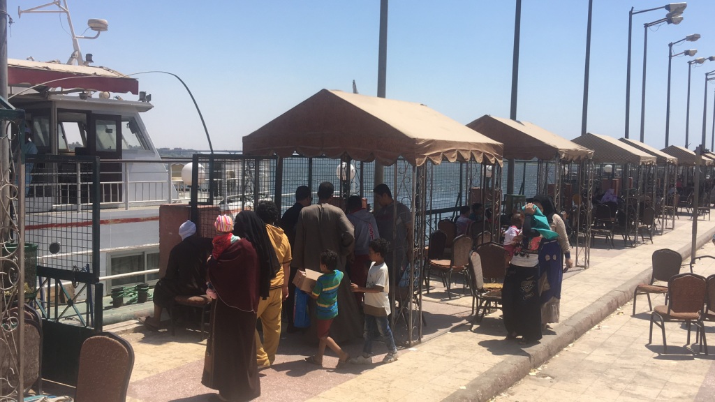 اقبال المواطنين علي العبارات النهرية في ثان أيام العيد بأسيوط  (2)