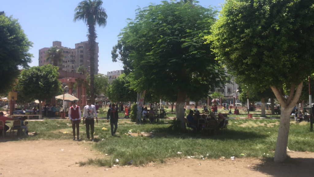 مواطنون يتوافدون علي الحدائق لقضاء اجازة العيد  (1)
