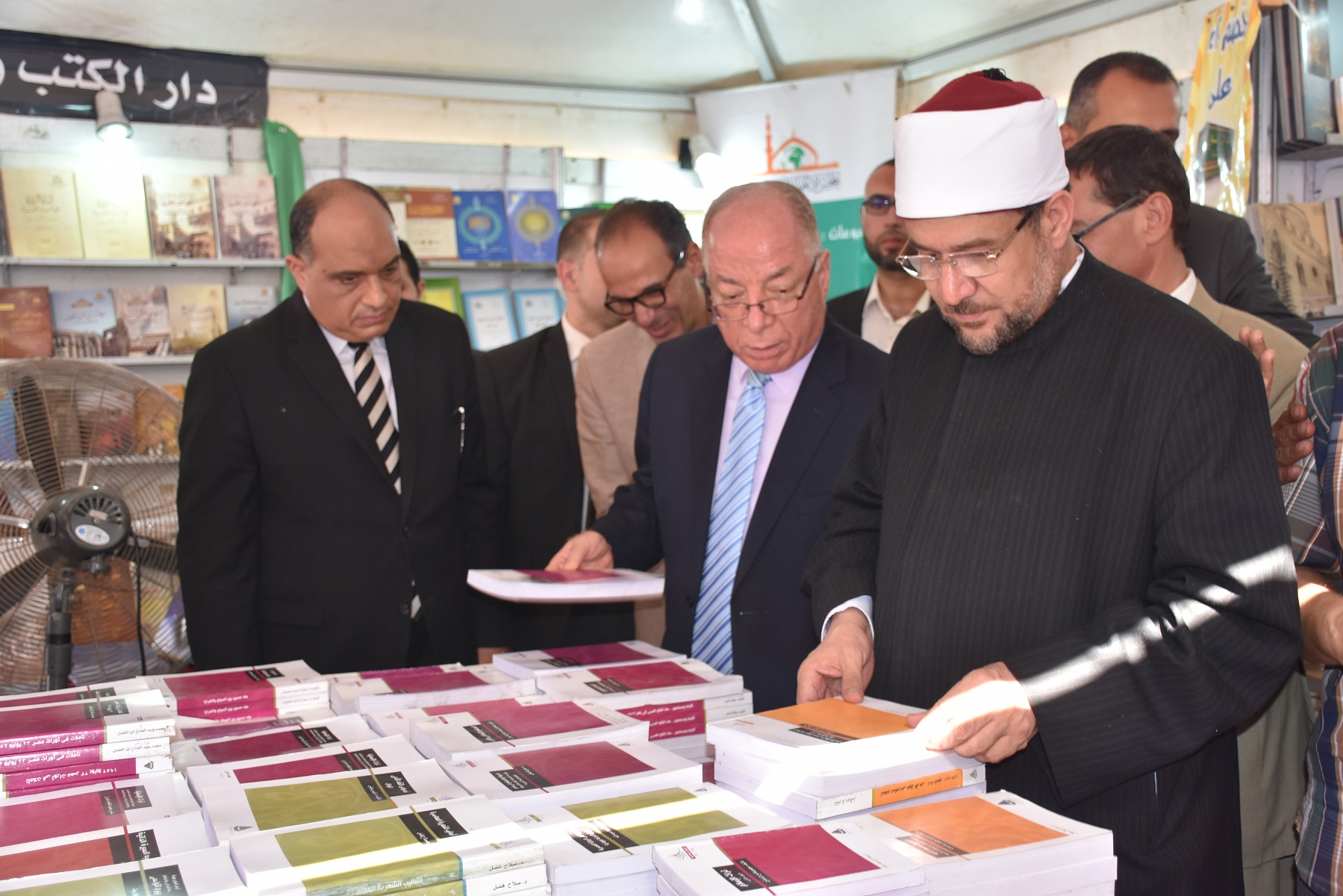وزيرا الثقافة والأوقاف يفتتحان أول معرض للكتاب في مسجد عمرو بن العاص (1)
