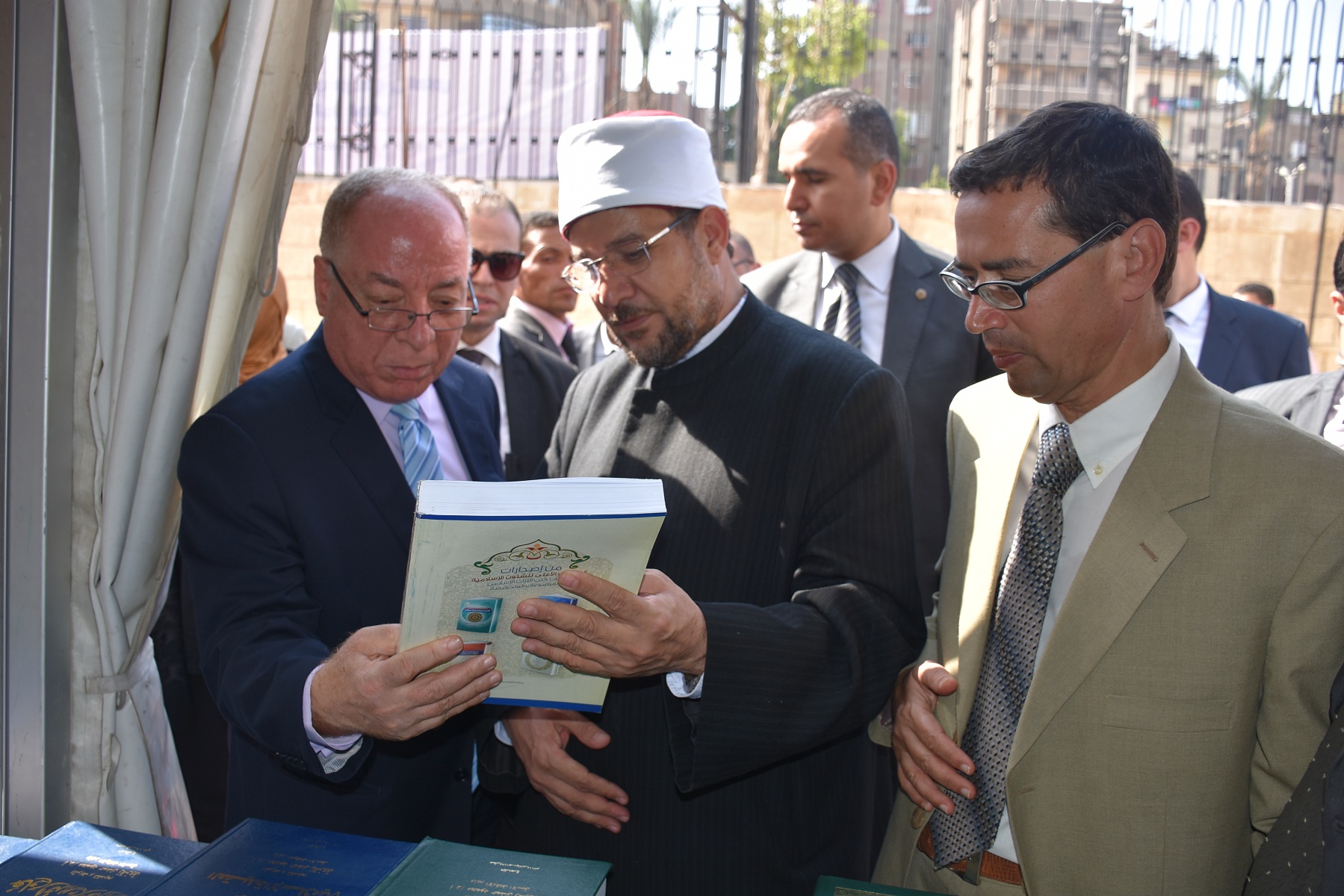 وزيرا الثقافة والأوقاف يفتتحان أول معرض للكتاب في مسجد عمرو بن العاص (3)