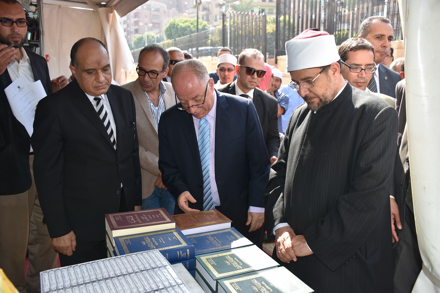 وزيرا الثقافة والأوقاف يفتتحان أول معرض للكتاب في مسجد عمرو بن العاص (2)