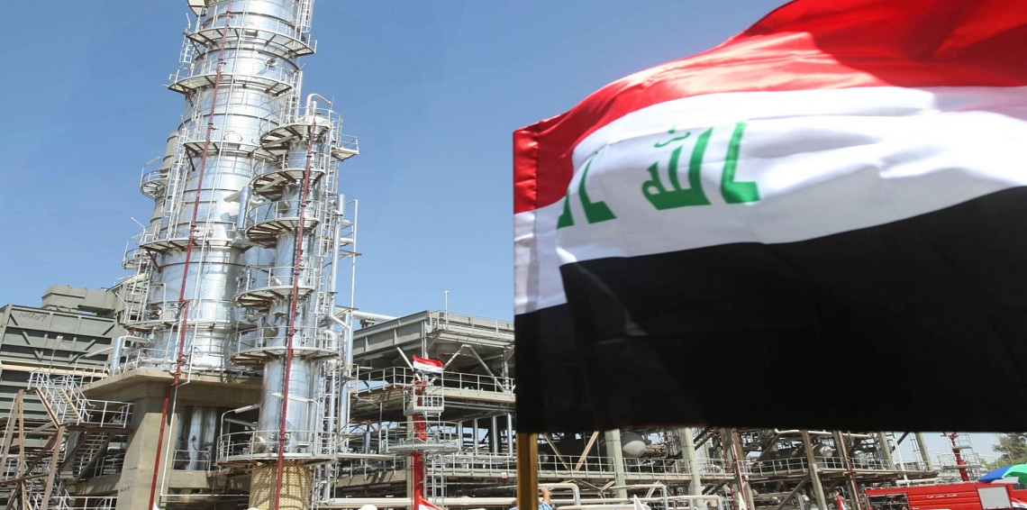 العلم العراقي في أحدى مضخات النفط