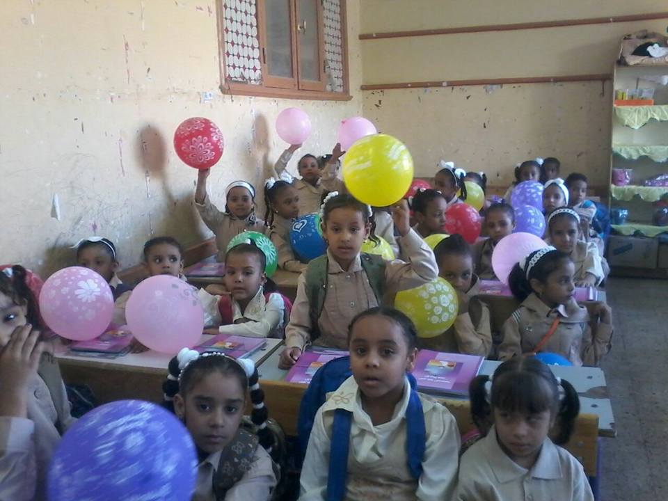 مدرسة أحمس بالأقصر والبالون مع الكتب (2)