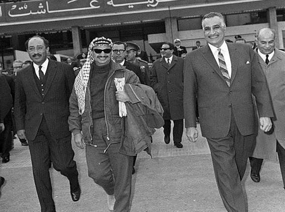 الزعيم مع الرئيس الفلسطيني ياسر عرفات والسادات