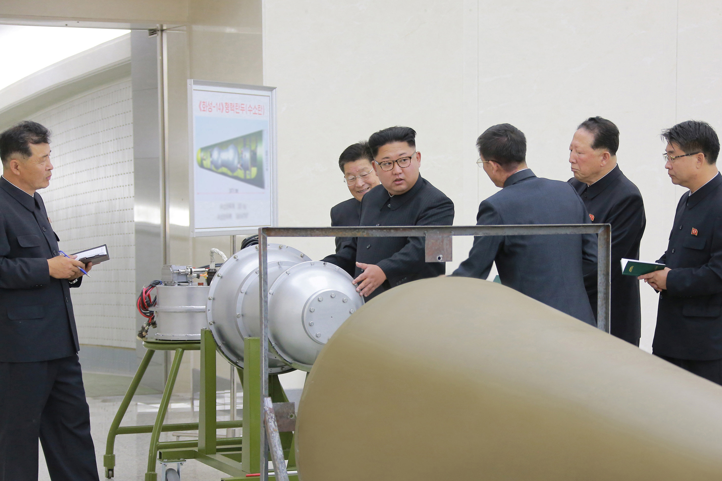 زعيم كوريا الشمالية يفحص  القنبلة الهيدروجينية قبل تجريبها