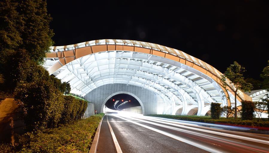 إضاءة نفق وأربعة جسور لدخول مدينة شيامن في الليل لاستقبال قمة بريكس