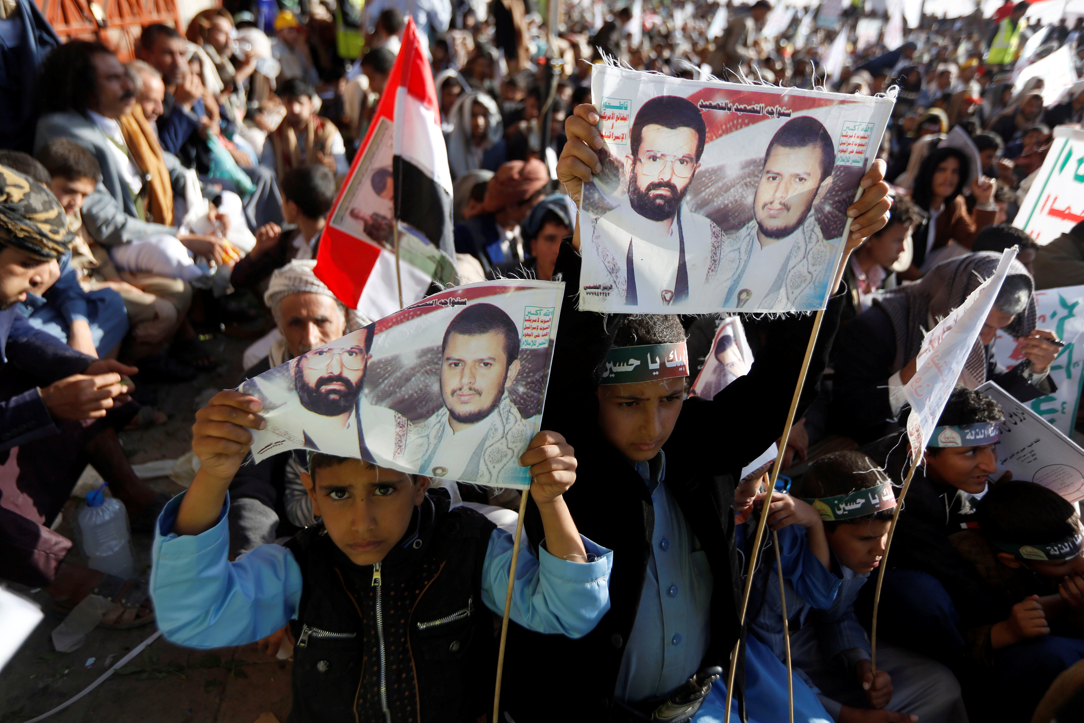 يمنيون يحملون لافتات مؤسس الشيعة فى اليمن