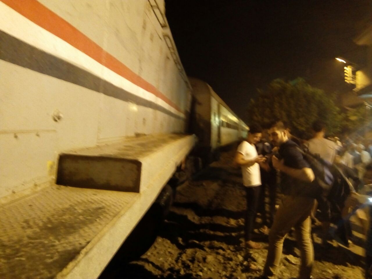 خروج قطبان جرار قطار عن القضبان وتوقف حركة القطارات بكفر الشيخ  (10)