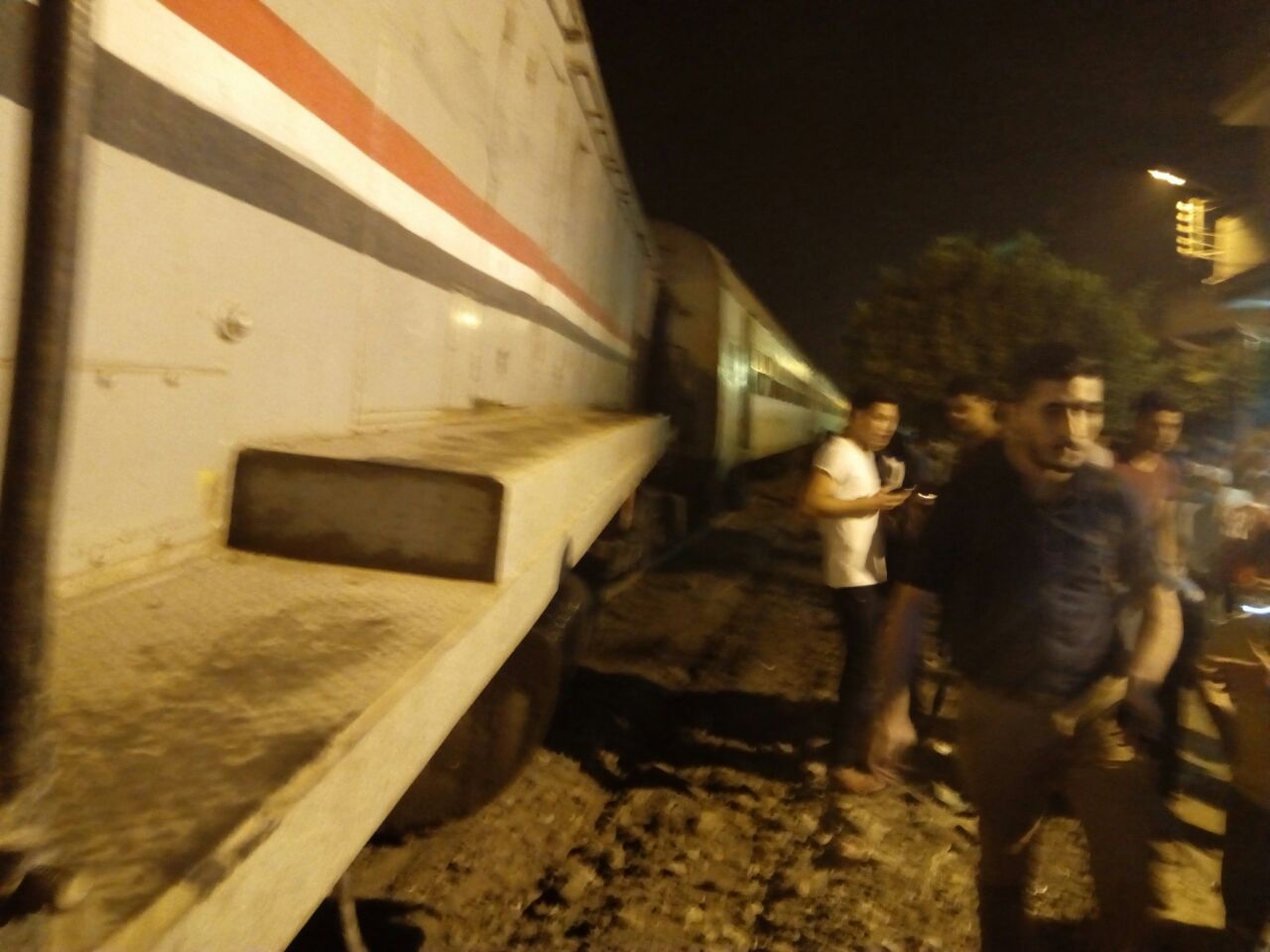 خروج قطبان جرار قطار عن القضبان وتوقف حركة القطارات بكفر الشيخ  (5)