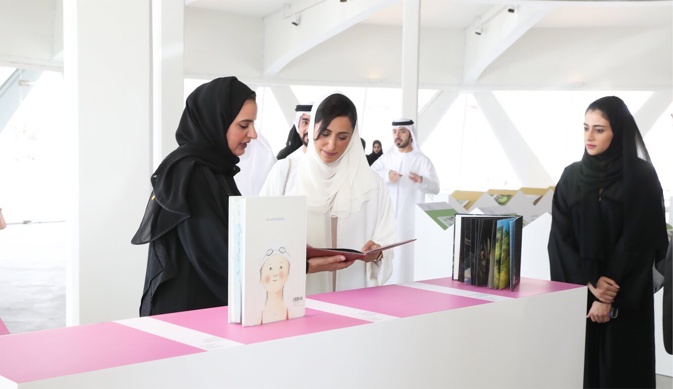 بدور القاسمي تزور معرض الكتب الصامتة  (1)