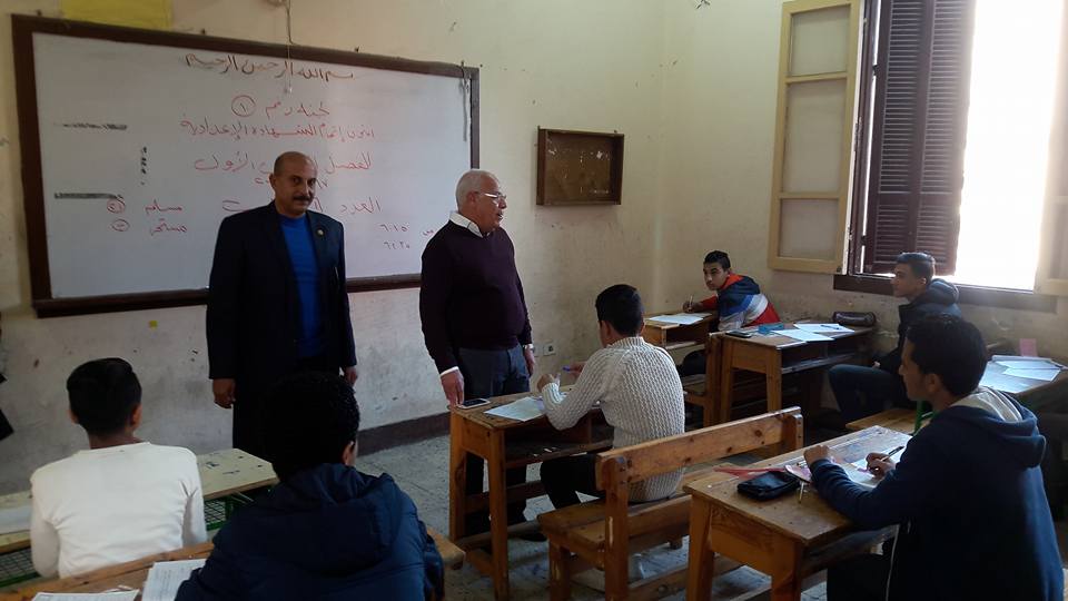 محافظ بورسعيد يتفقد لجان الامتحانات (2)