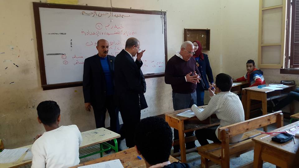 محافظ بورسعيد يتفقد لجان الامتحانات (1)