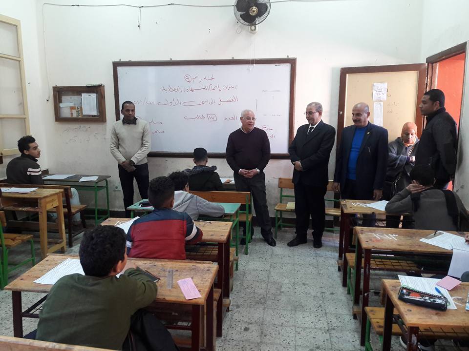 محافظ بورسعيد يتفقد لجان الامتحانات (3)