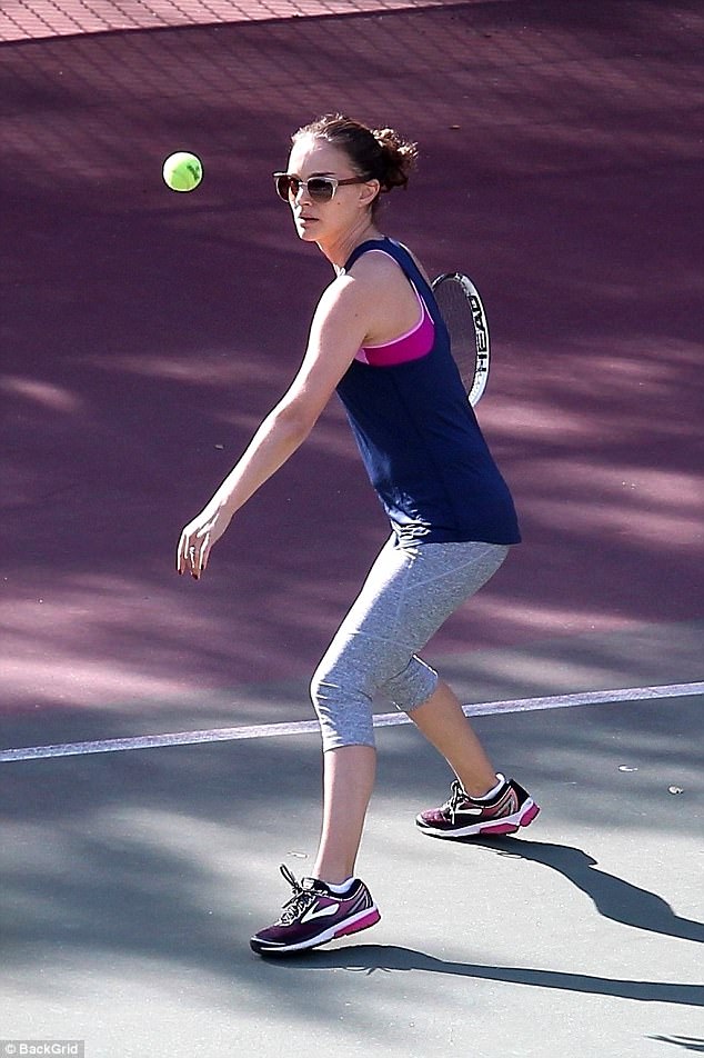 ناتالي بورتمان تمارس التنس بمهارة (1)