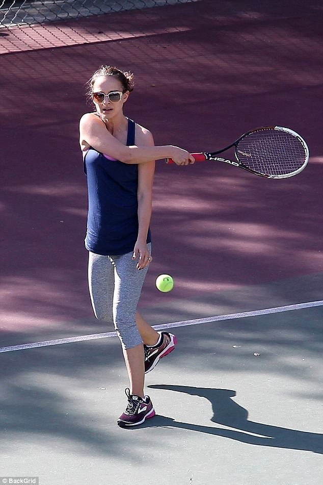 ناتالي بورتمان تمارس التنس بمهارة (2)