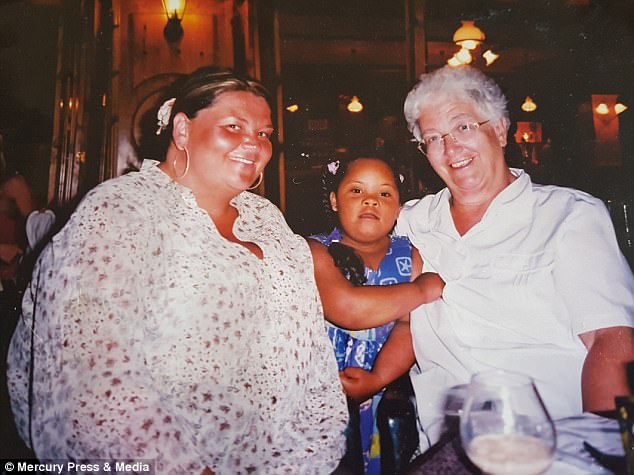 482804B000000578-5271097-Jane_pictured_left_before_with_her_daughter_and_mother_and_her_f-a-11_1516032411073