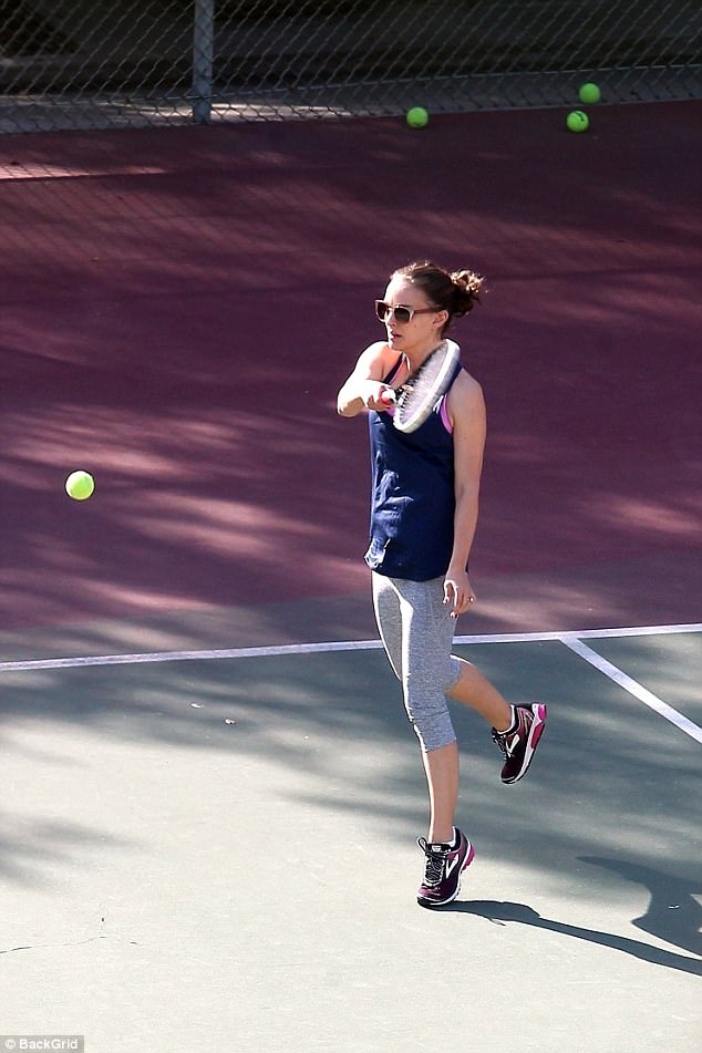 ناتالي بورتمان تمارس التنس بمهارة (4)