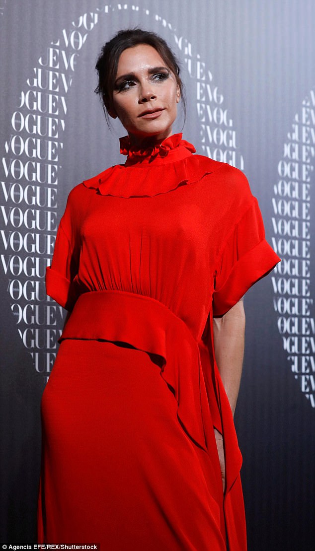 فيكتوريا بيكهام  تتألق بالأحمر فى عشاء Vogue  (5)
