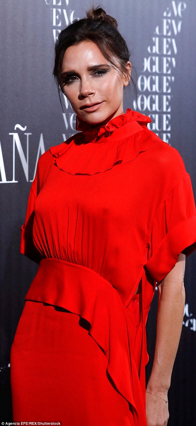 فيكتوريا بيكهام  تتألق بالأحمر فى عشاء Vogue  (1)