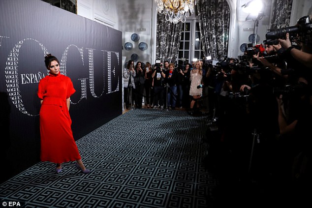 فيكتوريا بيكهام  تتألق بالأحمر فى عشاء Vogue  (3)