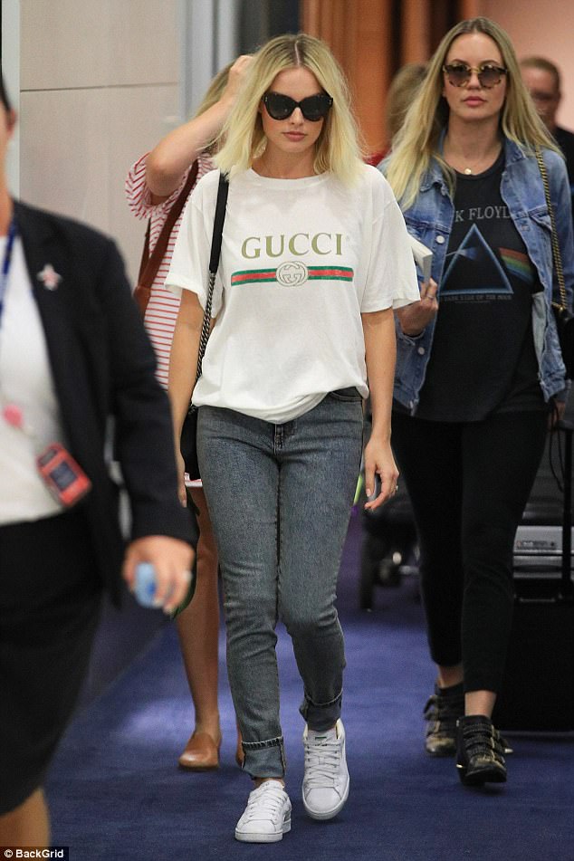 مارجوت روبي تتألق بتى شيرت Gucci في سيدني (1)