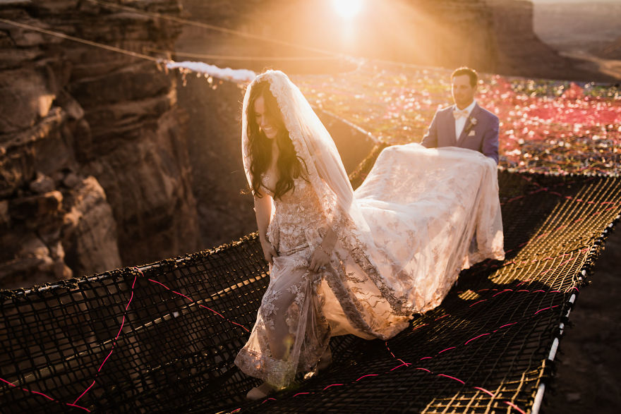 Marriage-done-at-120-meters-high-will-take-your-breath-away-5a65ac0331f27__880