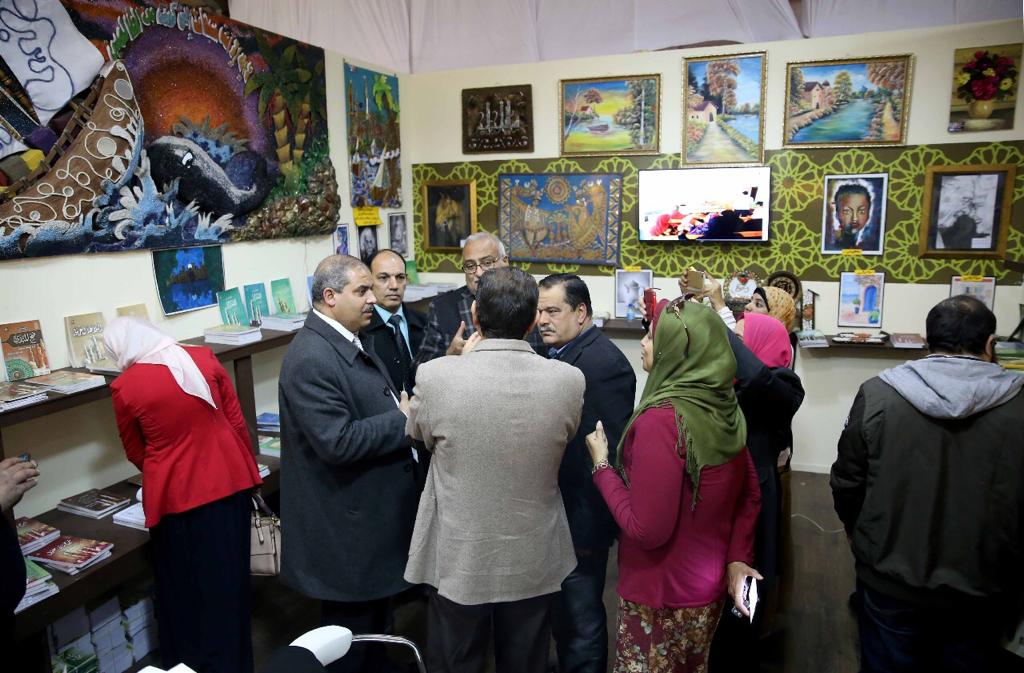 رئيس جامعة الأزهر يتفقد جناح الأزهر بمعرض الكتاب (2)