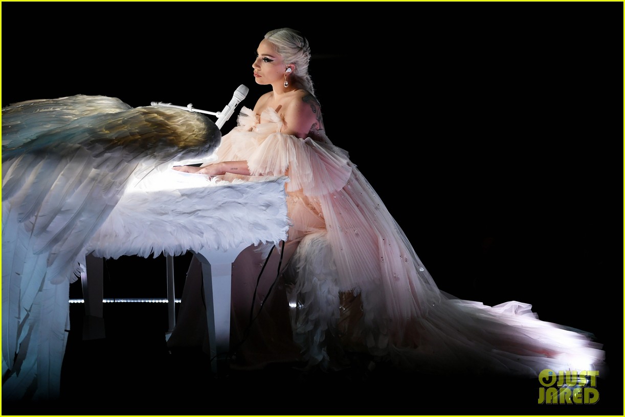 125460-lady-gaga-perform-grammys-2018-03