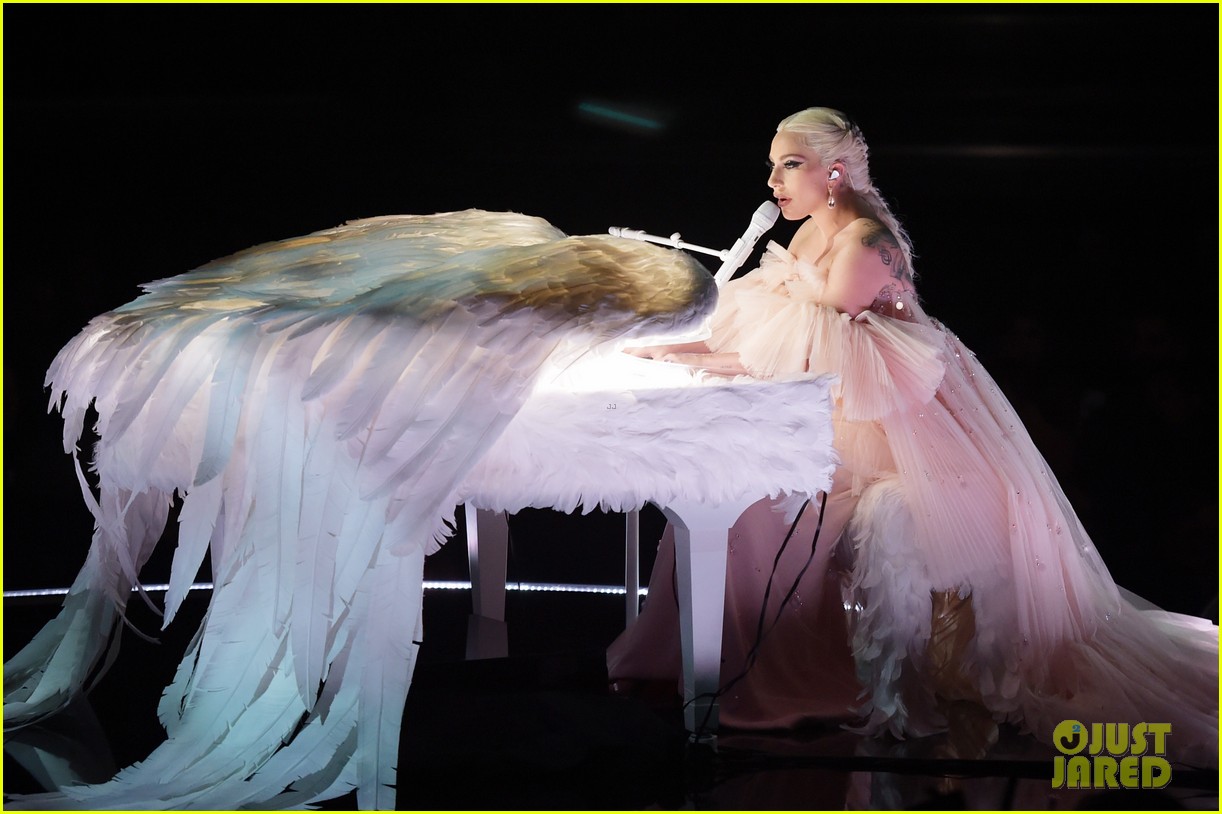 159565-lady-gaga-perform-grammys-2018-05