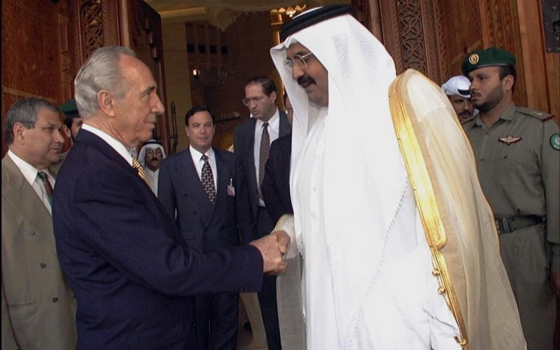 الرئيس الإسرائيلي السابق شيمون باريز مع مسئول قطري