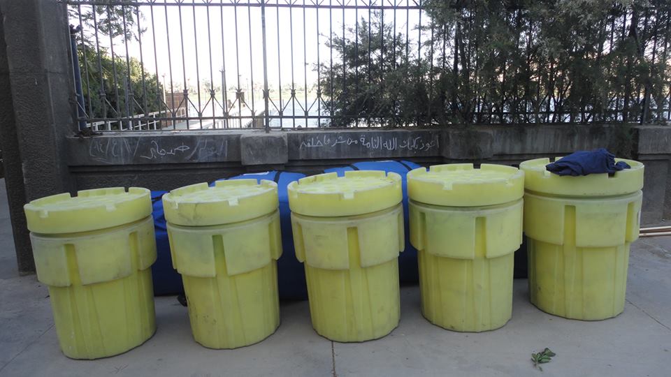 شركة مياه الأقصر تبدأ أعمال تركيب حواجز ضد بقع المواد البترولية بنهر النيل (5)