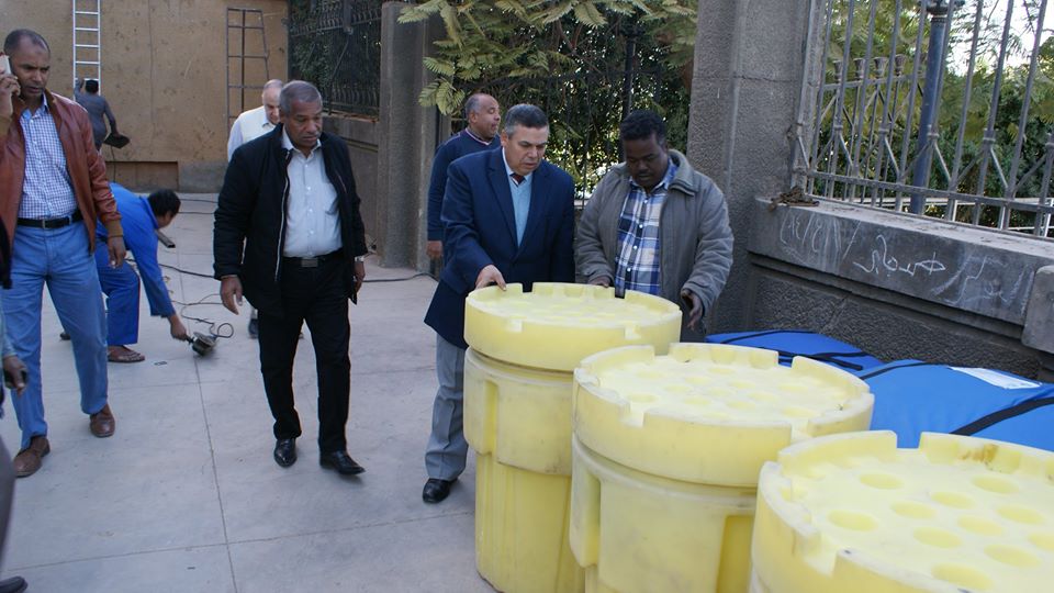 شركة مياه الأقصر تبدأ أعمال تركيب حواجز ضد بقع المواد البترولية بنهر النيل (1)